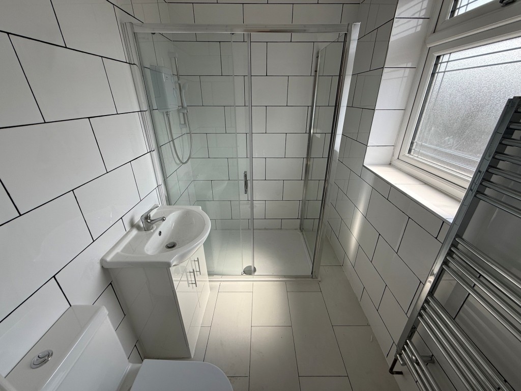 Lot: 166 - HOUSE WITH VERSATILE ACCOMMODATION - Three piece shower room